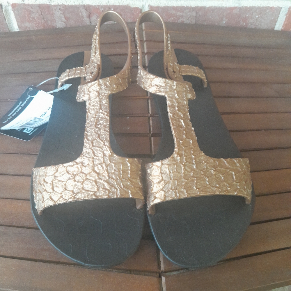 Ipanema Women's Gold Textured Sandals